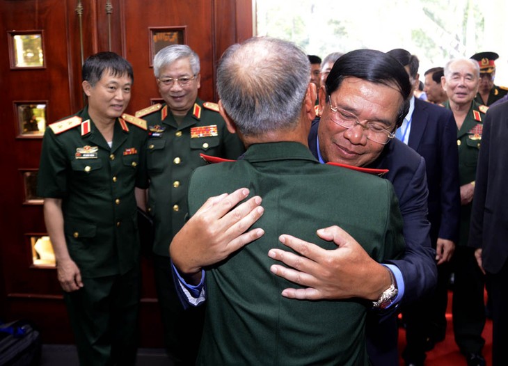 Премьер Камбоджи встретился с ветеранами войны – бывшими вьетнамскими добровольцами - ảnh 1